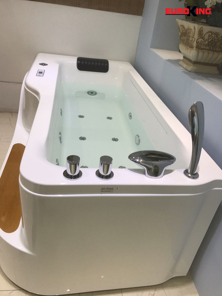 Bồn tắm massage 1311