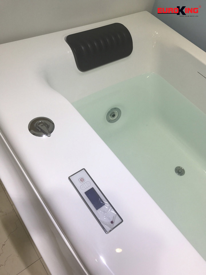 Bồn tắm massage 1311
