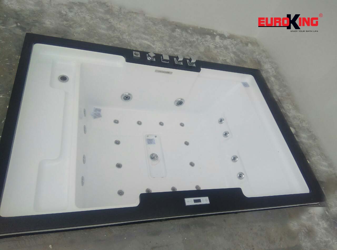 Phía trong lòng bồn tắm massage EU-1101C