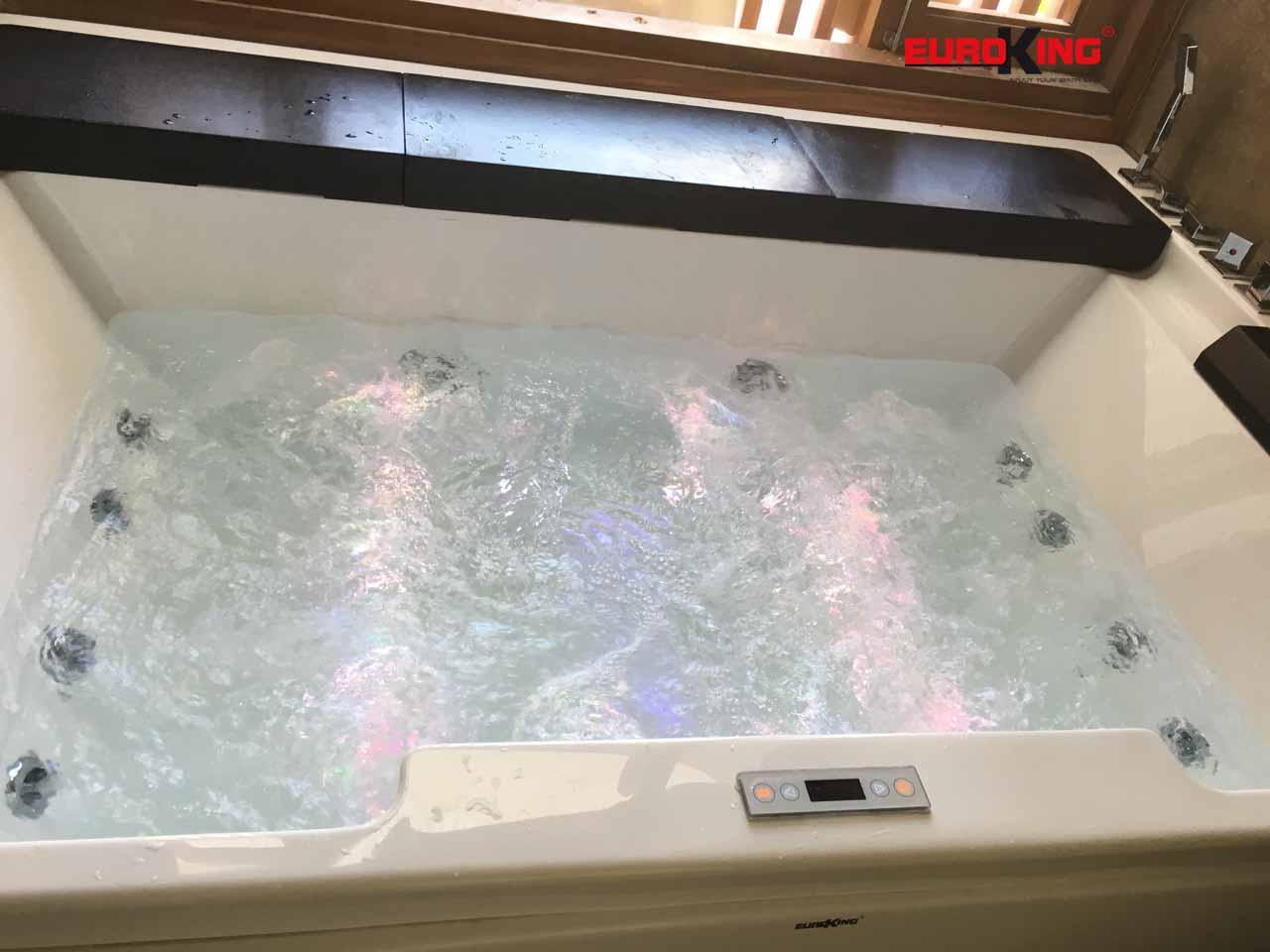 Phía trong lòng bồn tắm massage EU-1102