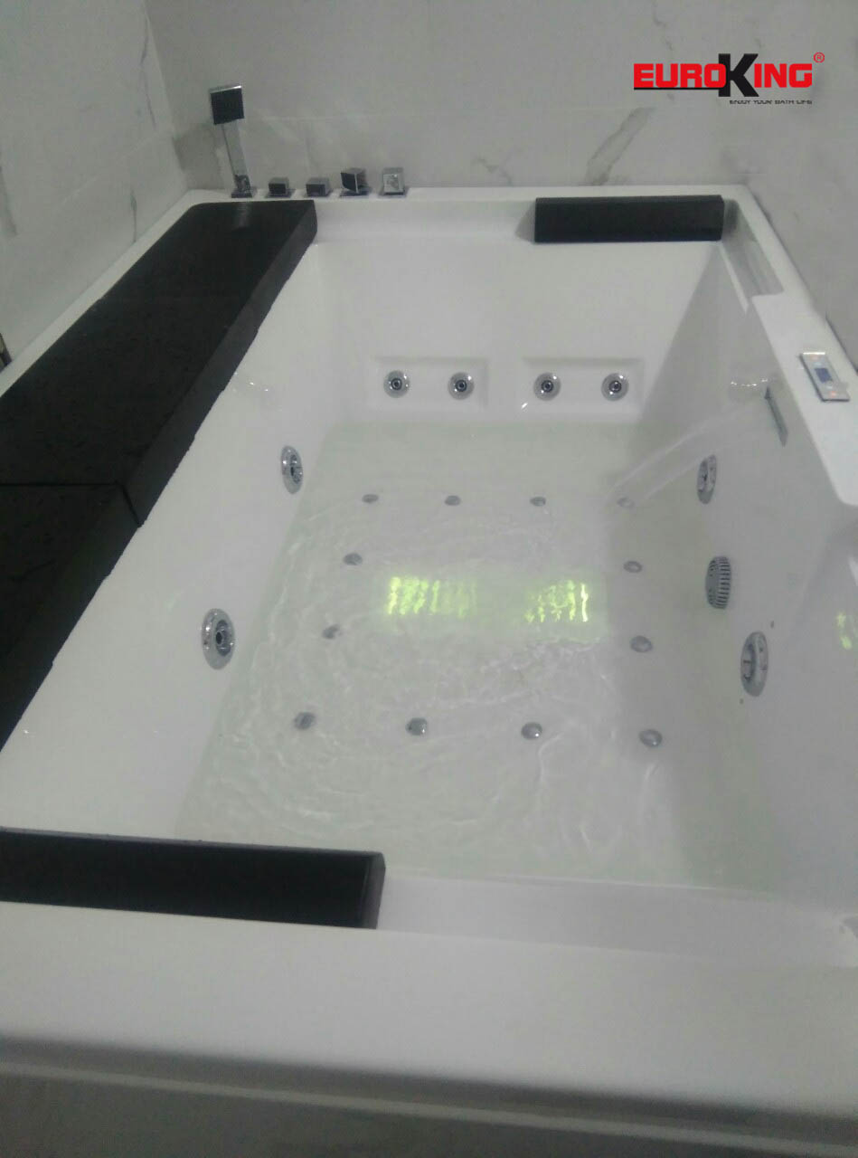 Phía trong lòng bồn tắm massage EU-1102A.