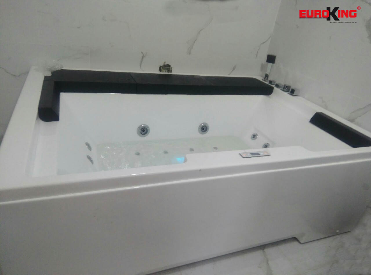 Phía trong lòng bồn tắm massage EU-1102A