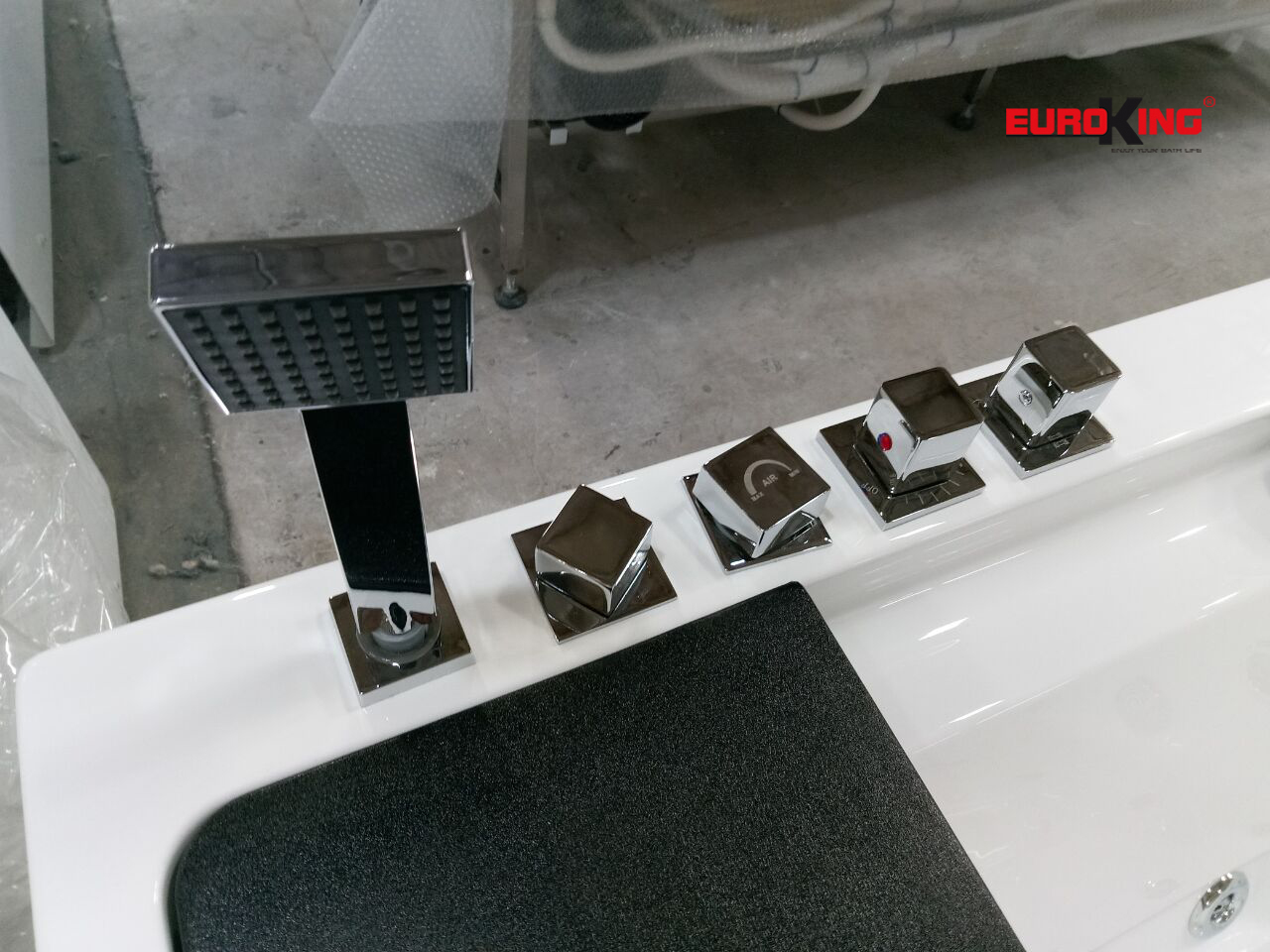 Vòi sen và các nút điều chỉnh cường độ sen, nhiệt độ nước,...