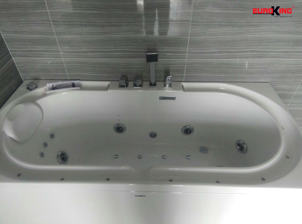 Phía trong lòng bồn của bồn tắm massage EU-1201