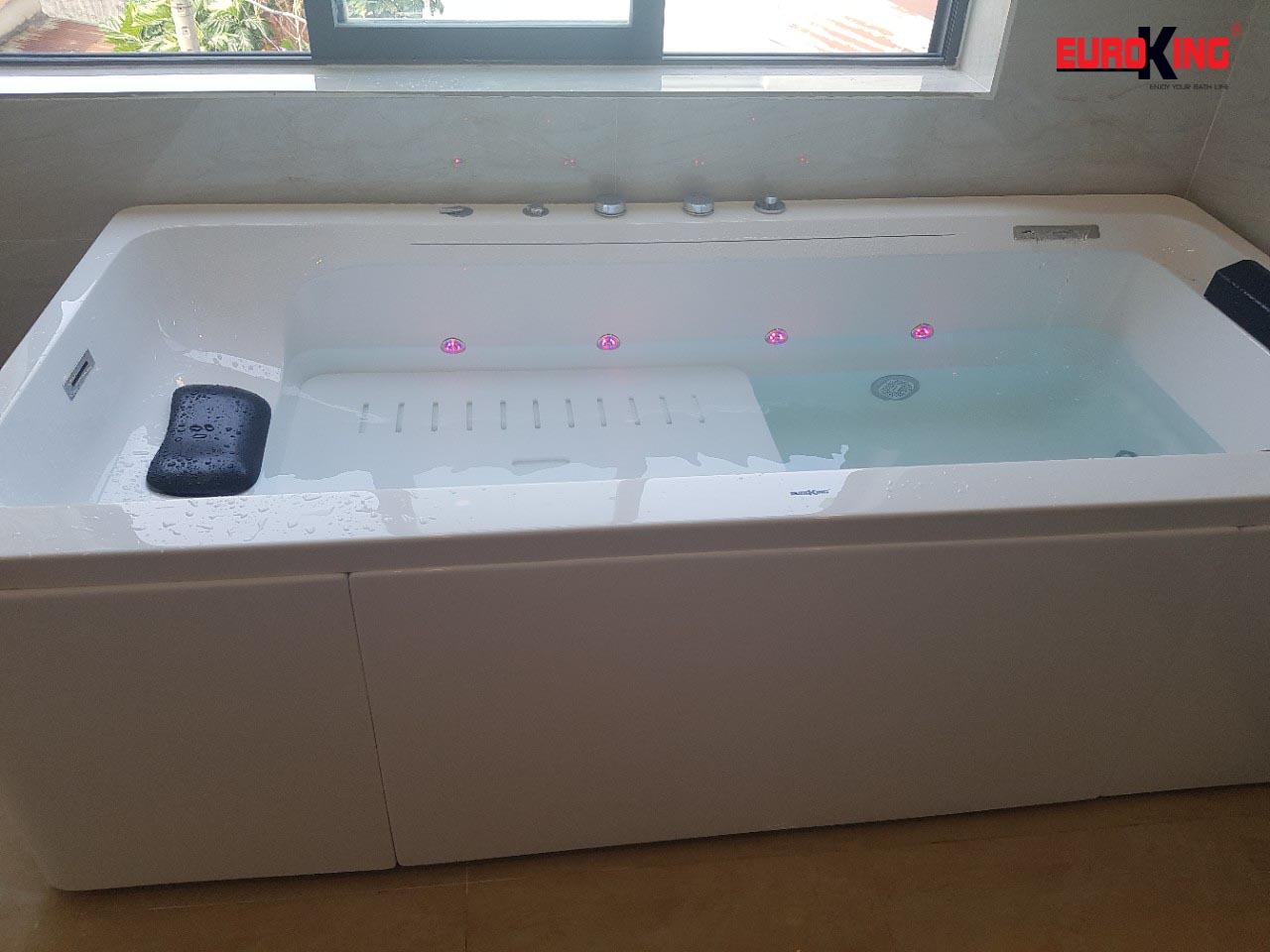 Phía trong lòng bồn tắm massage EU-1308
