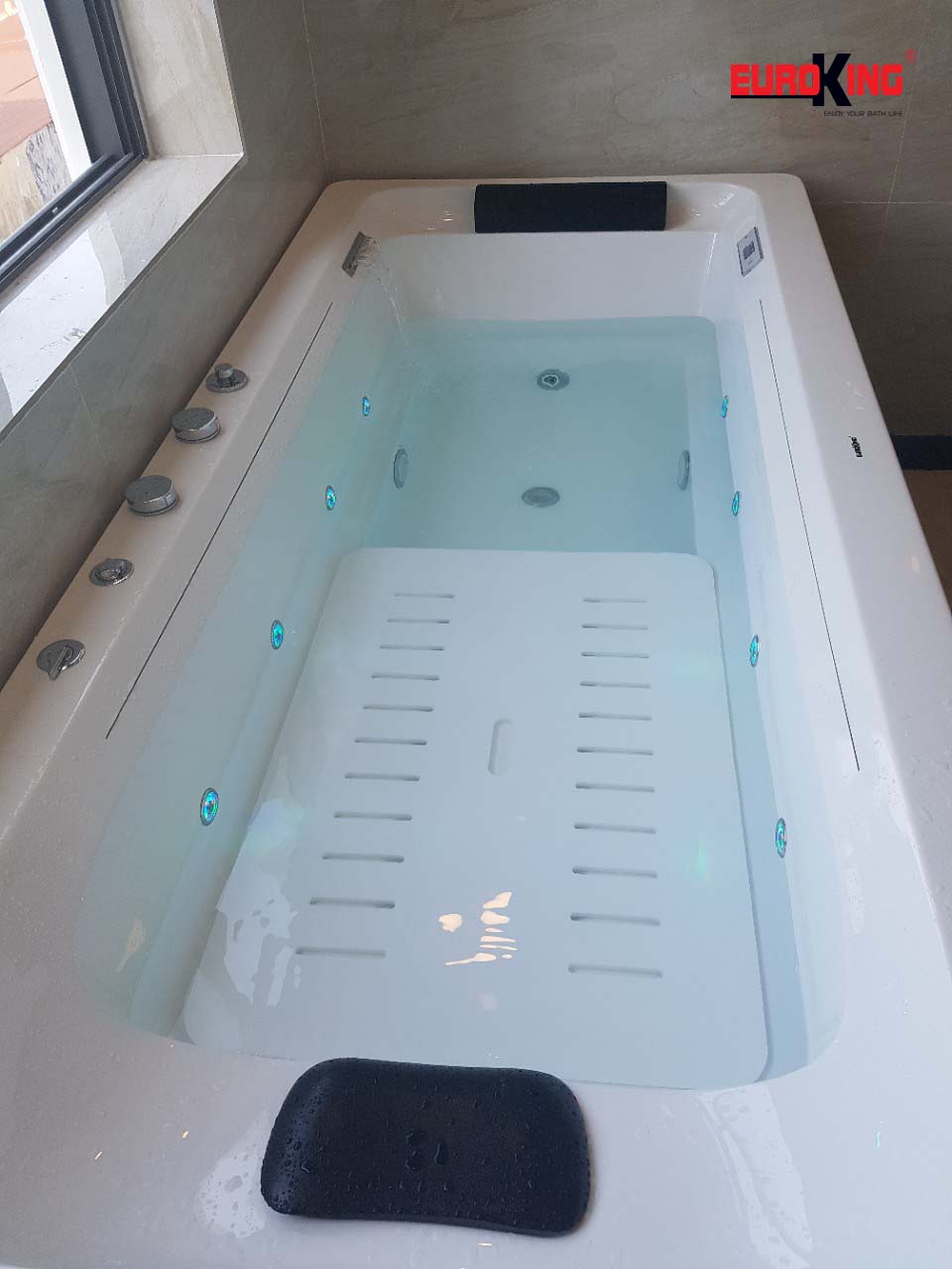 Phía trong lòng bồn tắm massage EU-1308