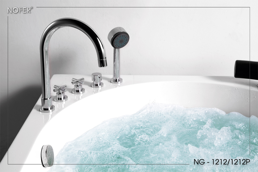 Vòi cấp nước, sen tay, và các van điều chỉnh trên thành bồn tắm