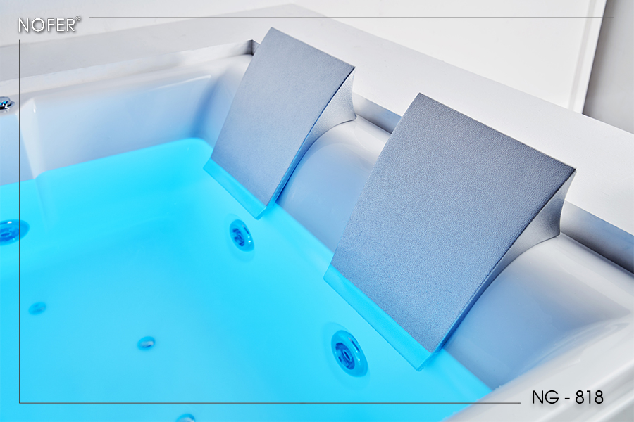 Hai chiếc gối cổ xám